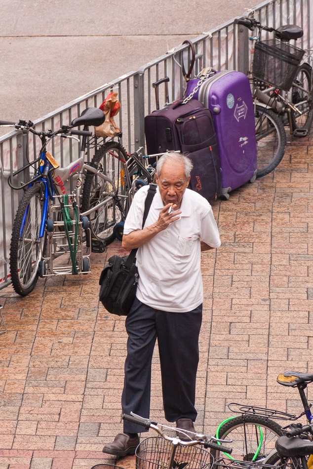 Sheung Shui one person smoking-2